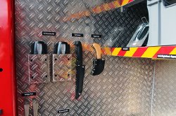  Ford Transit L3 MZF Feuerwehr NeudrossenfeldRiffelblech im Geräteraum links und rechts bis zum DachhimmelRegalbrett mit 4x StapelkisteMontage und Beschriftung der Beladung (10)